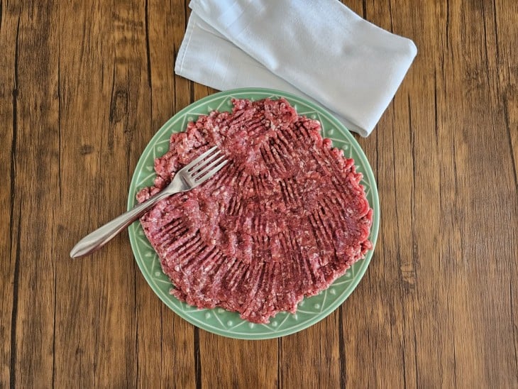 Um prato contendo carne moída.