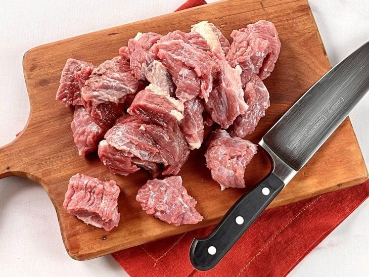 Uma tábua contendo carne picada.