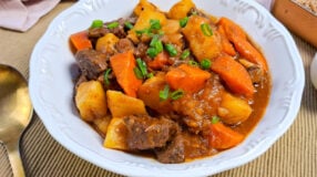 Carne de panela com batata e cenoura