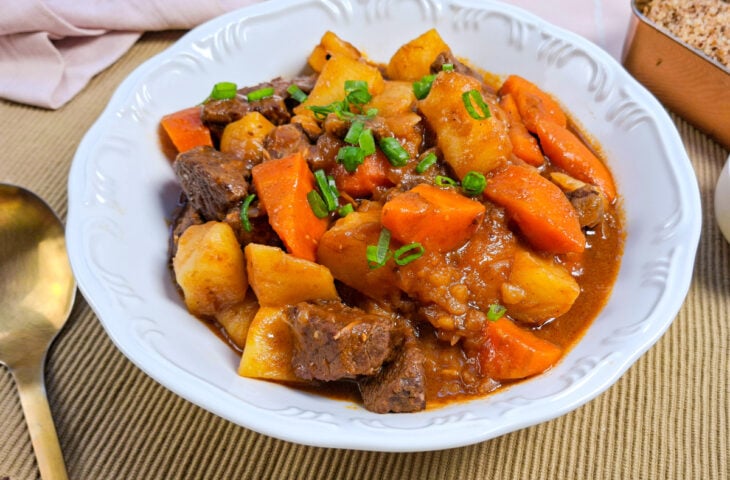 Carne de panela com batata e cenoura