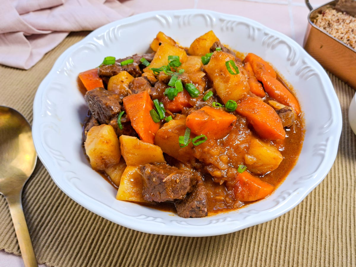 Carne de panela com batata e cenoura