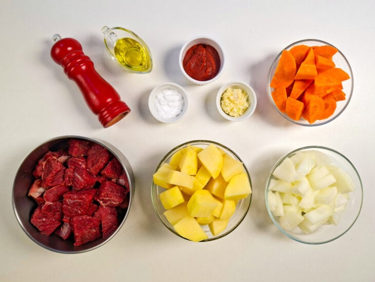 Ingredientes separados sobre a bancada.