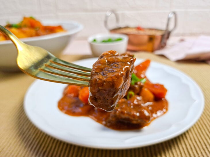 Carne de panela com batata e cenoura servida.