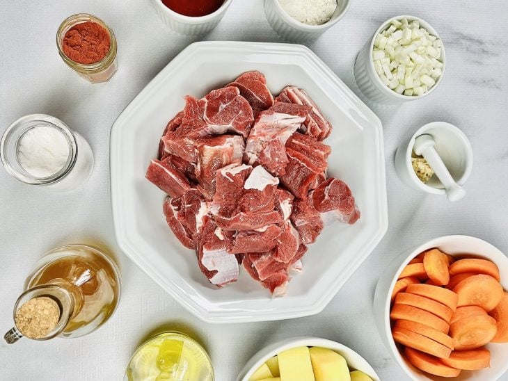 Ingredientes para a receita de carne de panela reunidos em uma bancada.