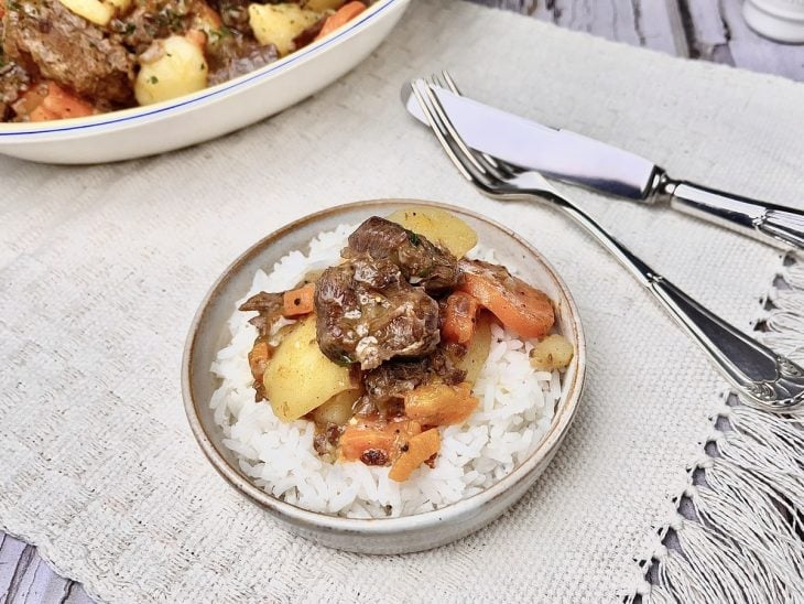 Carne de panela fácil e rápida servida com arroz em um prato individual.