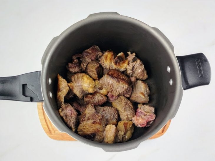 carne selada na panela de pressão.