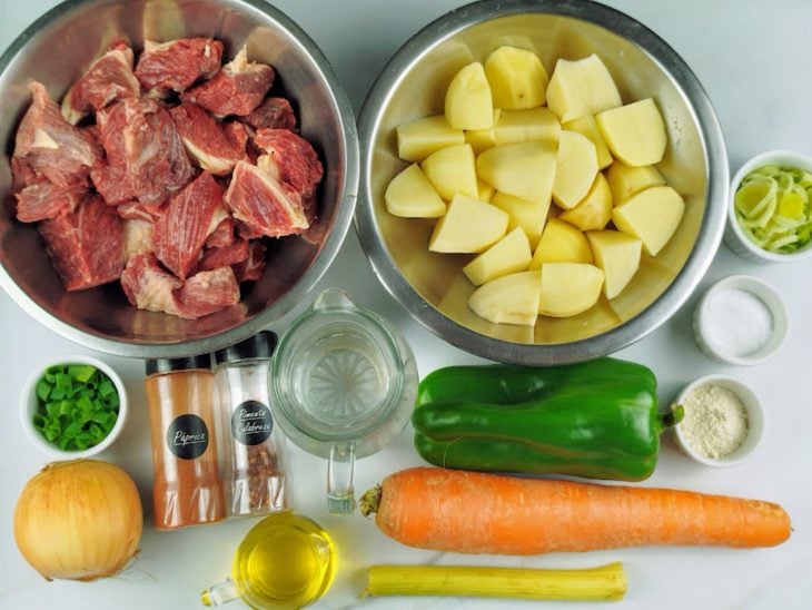 ingredientes para preparo de carne de panela porcionados e organizados.