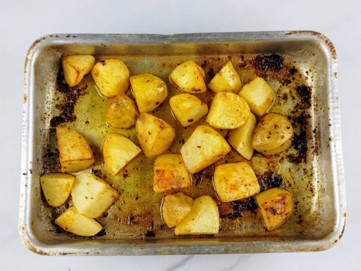 batatas temperadas e assadas.