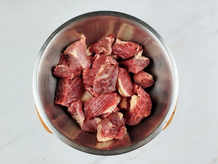 carne cortada em cubos para preparo na pressão.