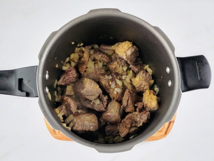 carne já selada para preparo na pressão.