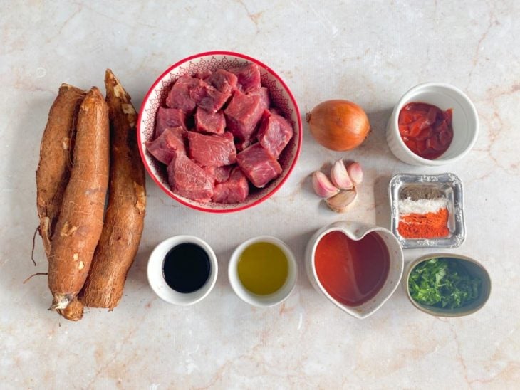 Uma bancada com os ingredientes da receita.
