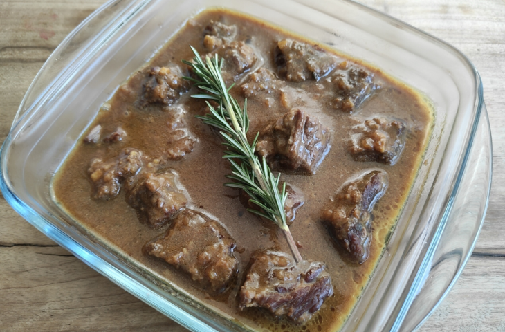 Carne de panela com molho de mostarda