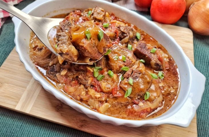 Carne de panela com molho de tomate