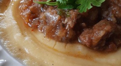 Carne de panela com polenta cremosa