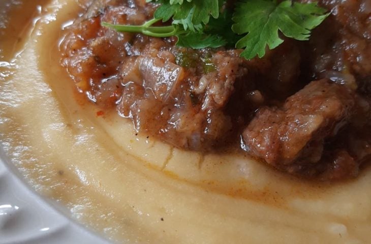 Carne de panela com polenta cremosa