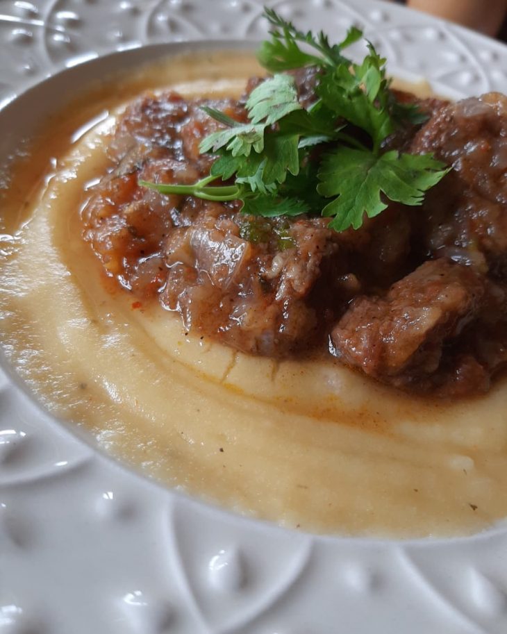 Carne de panela com polenta cremosa