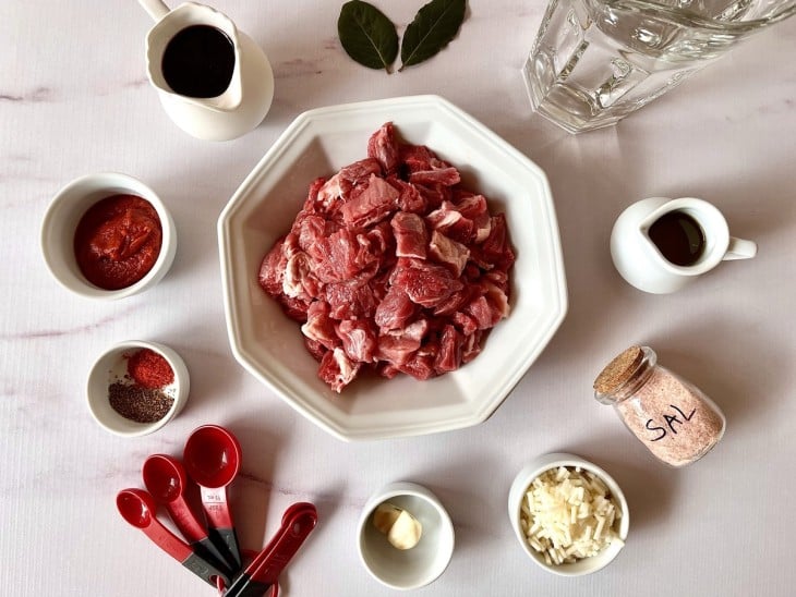 Ingredientes da carne de panela com vinho tinto.