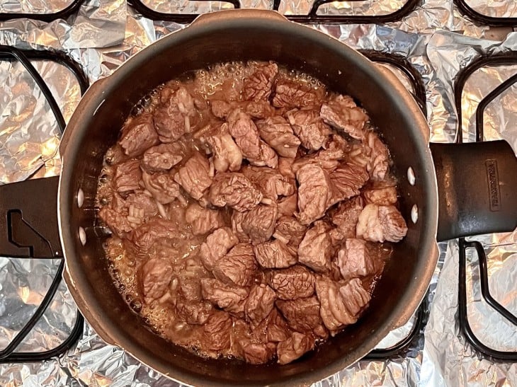 Panela com carne e um pouco de líquido.