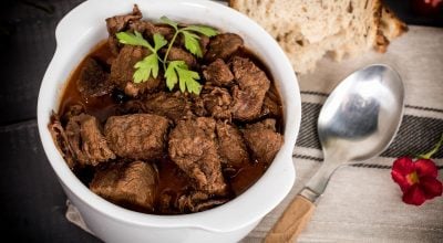 Carne de panela na panela de arroz