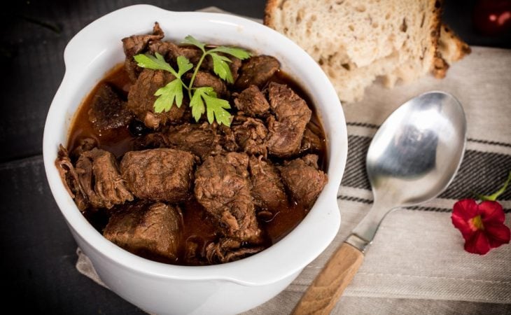 Carne de panela na panela de arroz