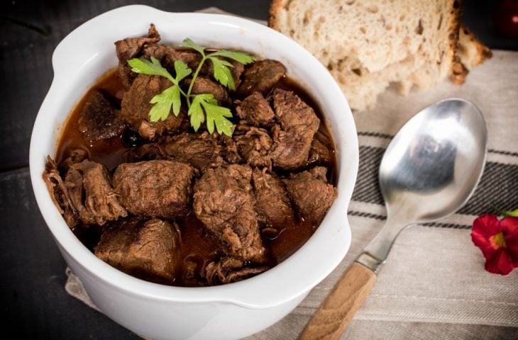 Carne de panela na panela de arroz