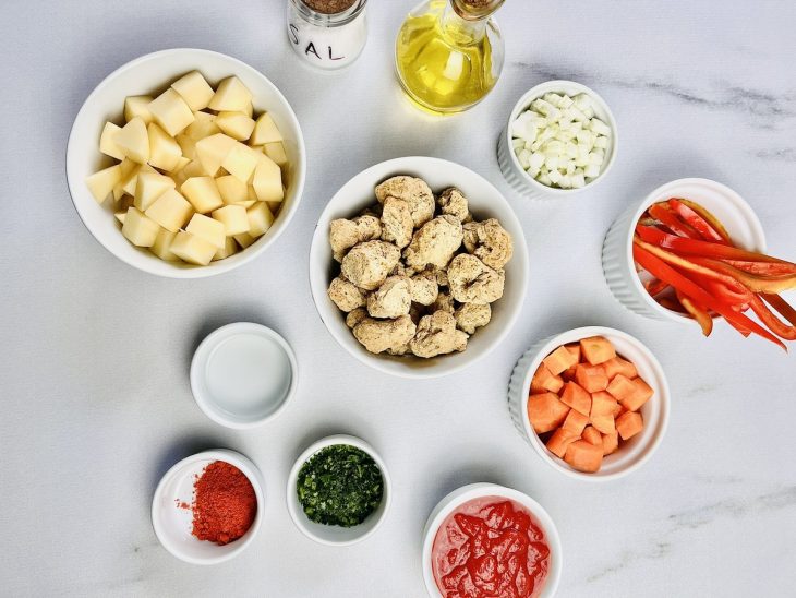 ingredientes para preparo de carne de soja de panela separados.