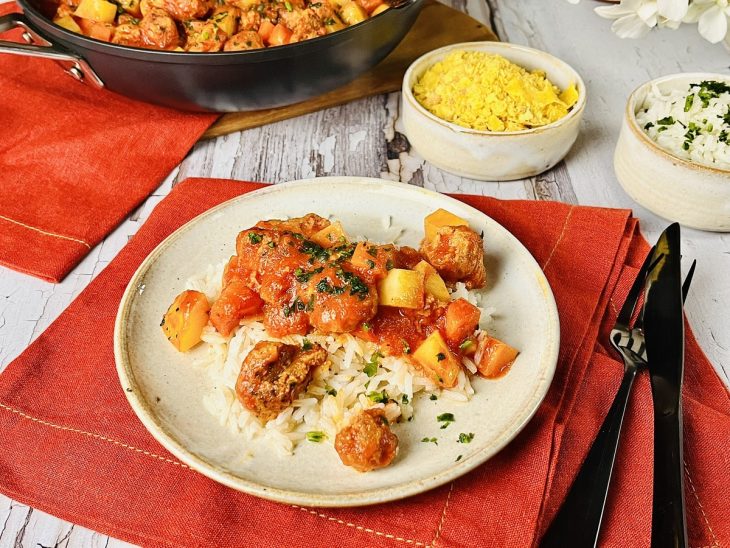 carne de soja de panela servida com arroz e farofa.