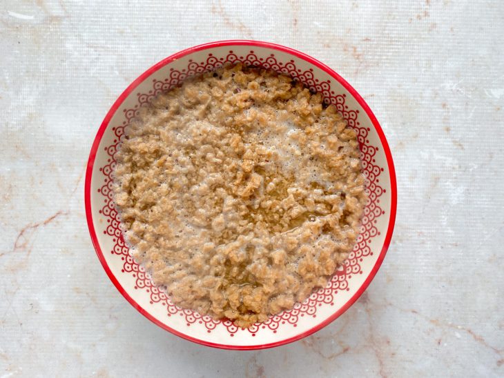 Proteína de soja hidratando em uma tigela.