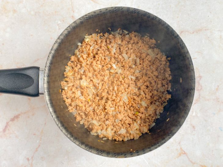 Proteína de soja refogando em uma panela.