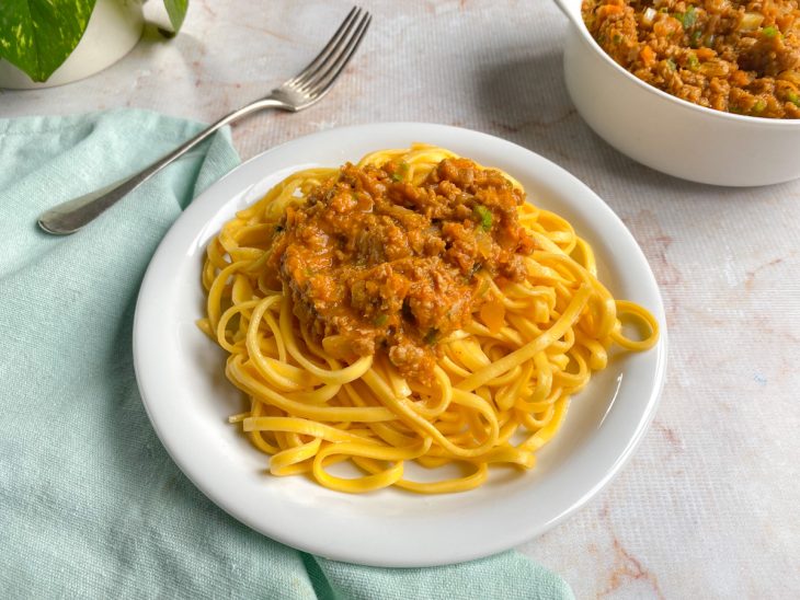 Carne de soja acompanhada de macarrão.