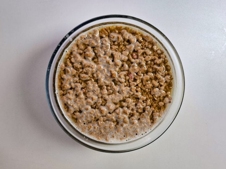 proteína de soja demolhando para iniciar os preparos.
