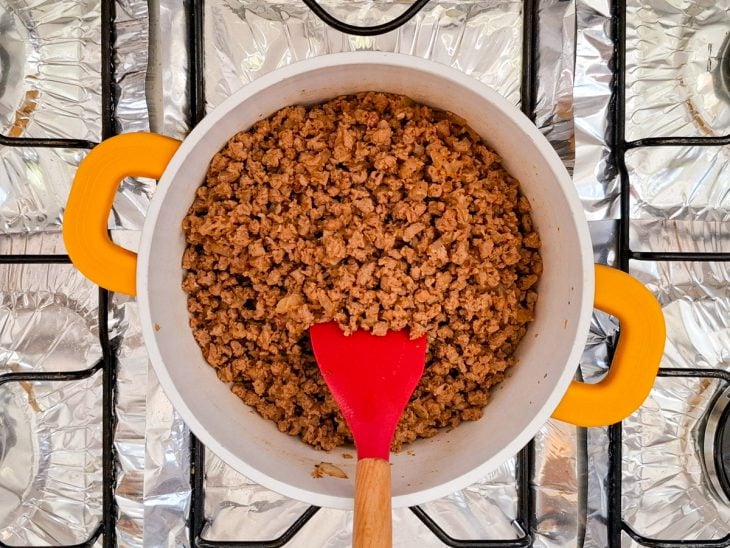 adição da pts ao refogado de legumes e temperos.
