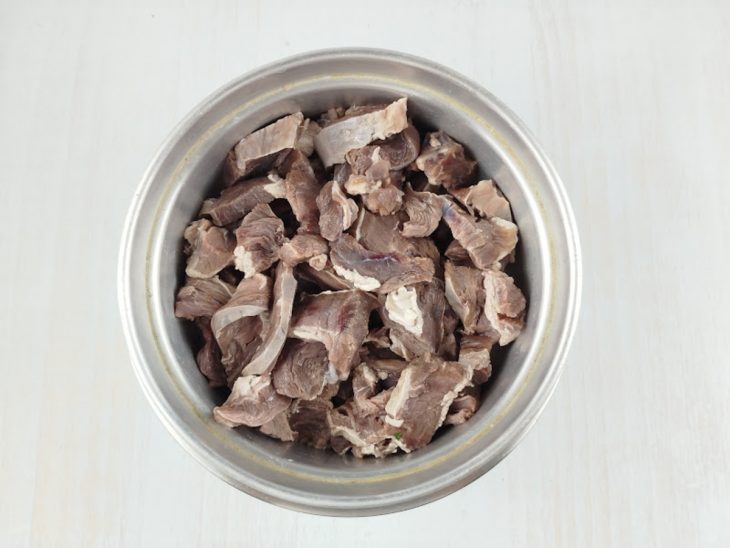 Carne no escorredor.