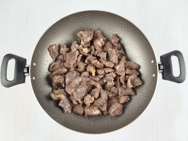 Alhos amassados adicionados na panela.