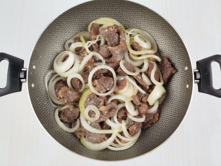 Cebola adicionada na panela.