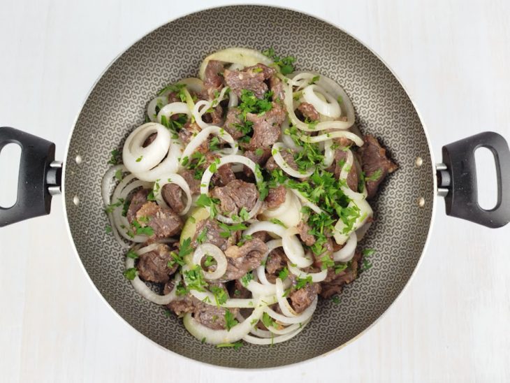 Salsinha picada adicionada na panela.