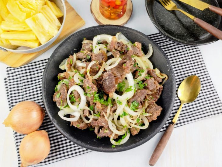 Carne de sol acebolada pronta para consumo.