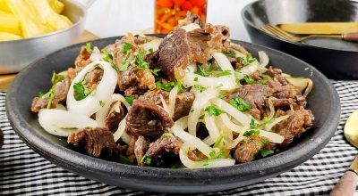 Carne de sol acebolada
