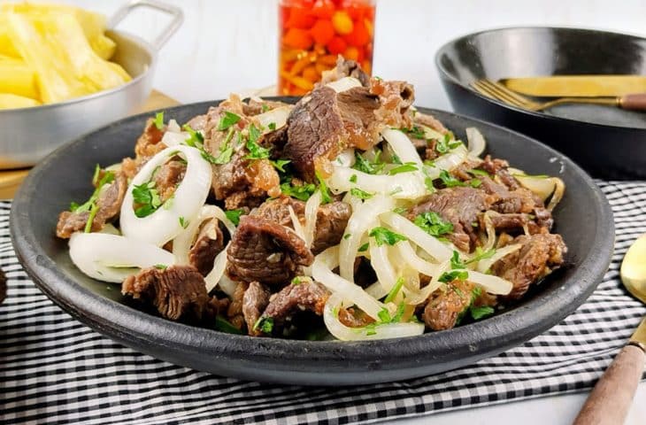Carne de sol acebolada