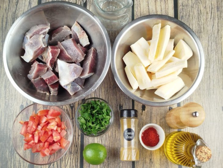 Ingredientes da carne de sol com mandioca organizados na bancada.