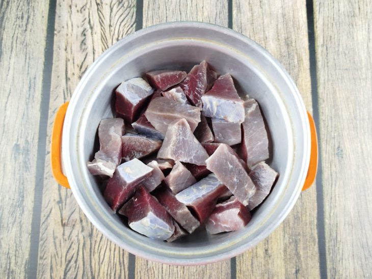 Carne de sol escorrida e lavada em água fria.