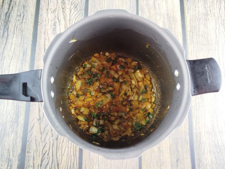 Carne de sol sendo refogada com os temperos.