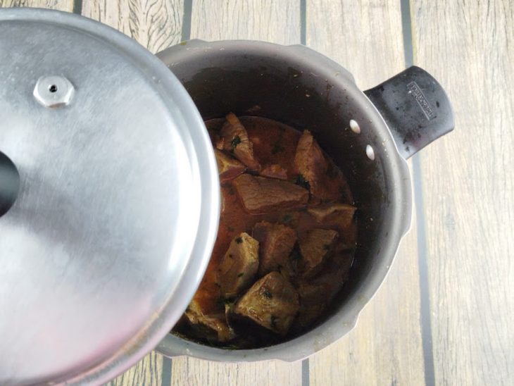 Panela semi-tampada, com a carne dentro.