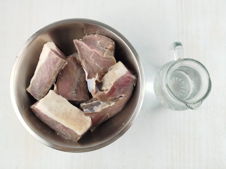 Ingredientes separados sobre a bancada.