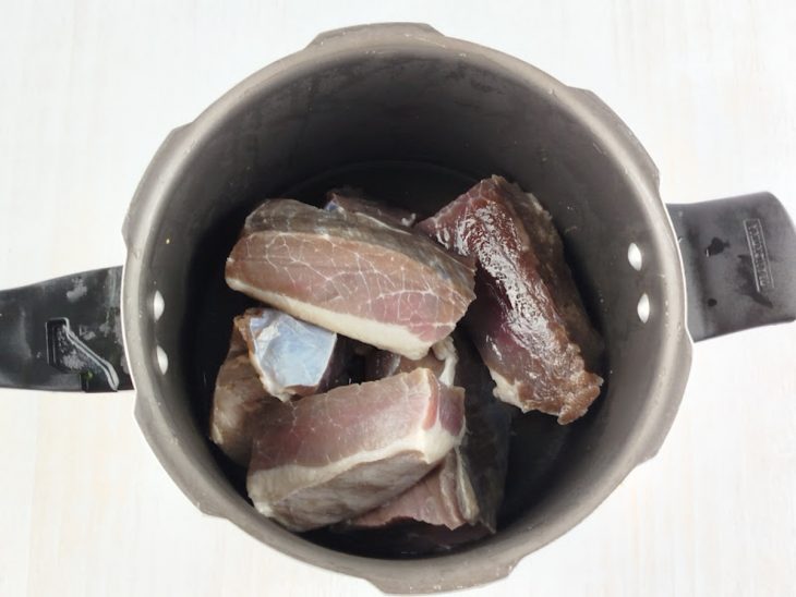 Carne de sol cortada em pedaços médios.