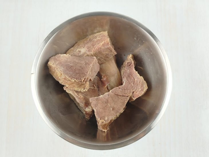 Carne cozida em uma tigela.