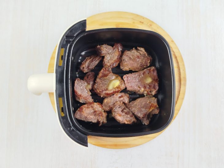 Carne de sol dourando na air fryer durante o primeiro tempo de preparo.