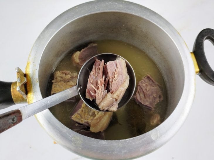 Carne cozida em panela de pressão.