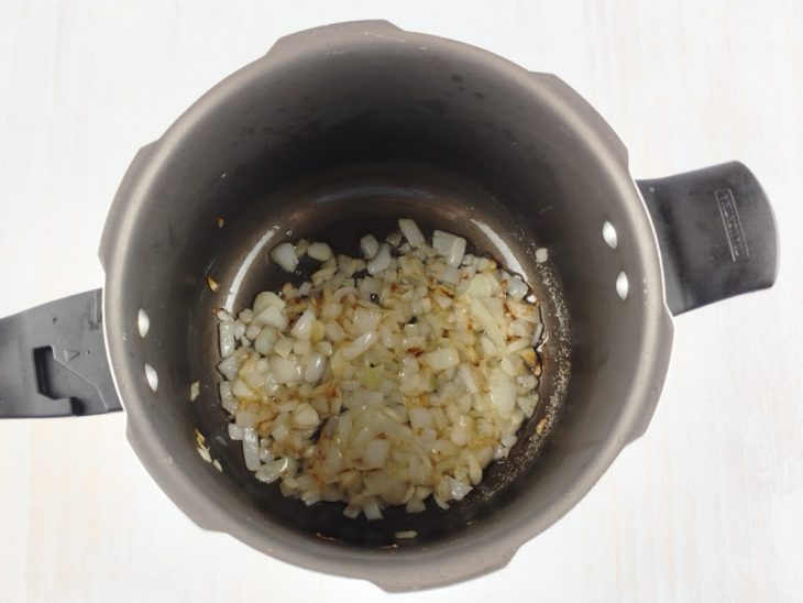 Alho e cebola refogados na panela de pressão.