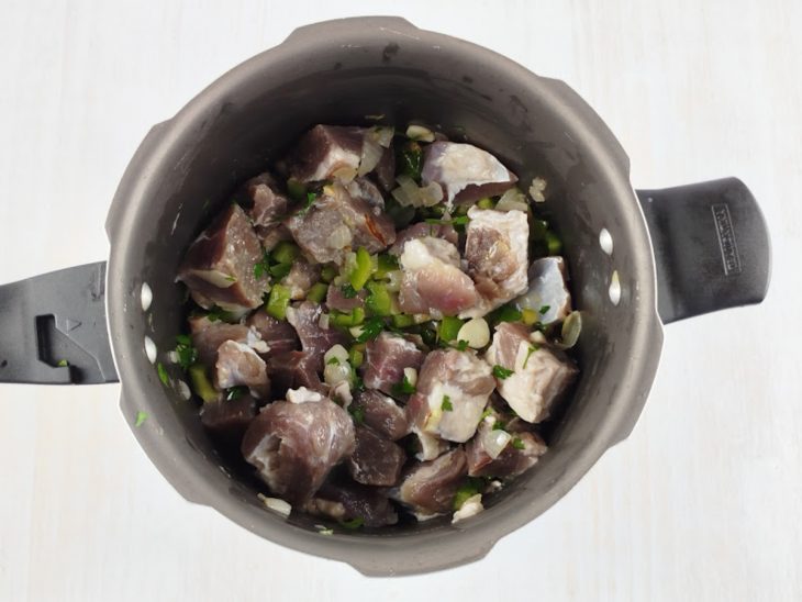 Carrne adicionada na panela.